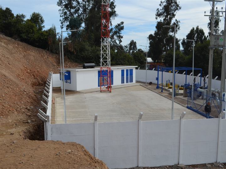 Vista general de la planta presurizadora Bitrán en La Serena, con caseta de operación, matriz de impulsión y cierre perimetral