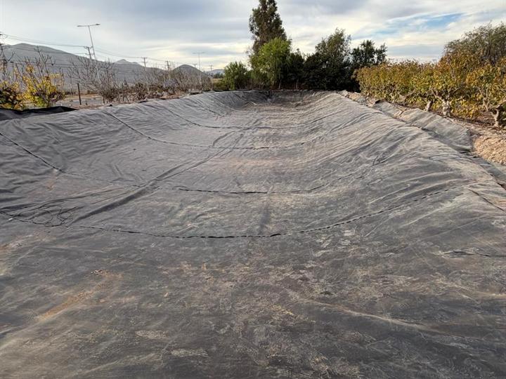 Tranque de riego revestido con geomembrana en la Parcela Experimental Tuqui, Universidad de La Serena